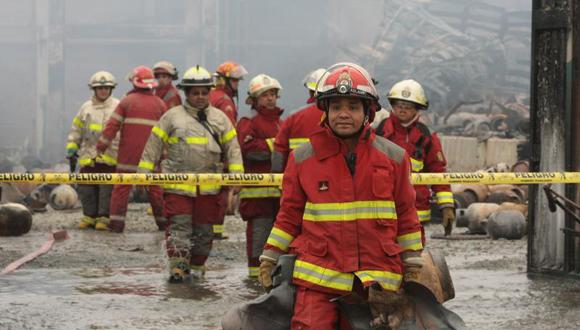 Incendio consume vivienda en el Centro de Lima
