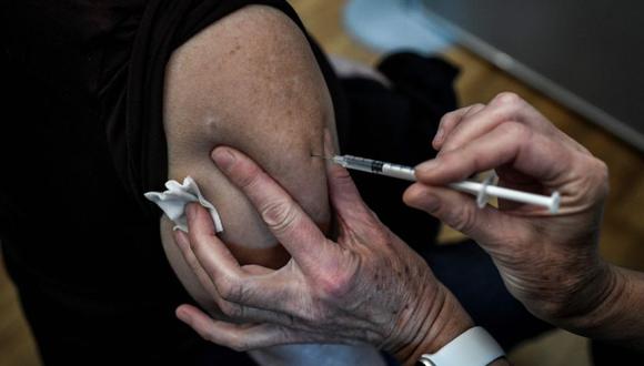 Un miembro del público recibe una dosis de la vacuna Pfizer-BioNTech Covid-19 en un centro de vacunación temporal en París, en medio de la pandemia de Covid-19. (Foto: STEPHANE DE SAKUTIN / AFP).