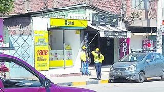 “Topos” abren forados en techo de centro de venta en Huancayo para robar costosos celulares 