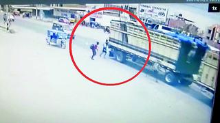 Venezolano muere tras caer de camión en marcha al que trepó en Piura  (VIDEO)