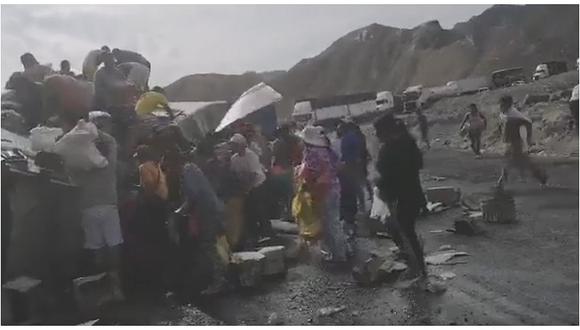 Policía graba a pobladores de Palpa desvalijando a camión tras fatídico choque (VIDEO)
