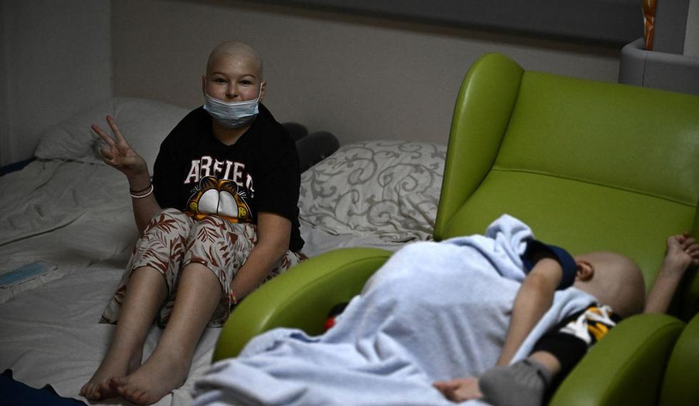 Los niños que luchan contra el cáncer descansan en el sótano del centro de oncología. (Foto de Aris Messinis / AFP)