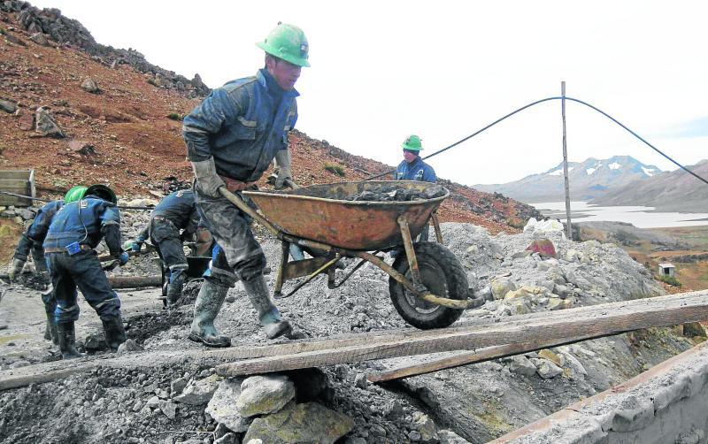 Mineros contaminan al entorno con overoles sucios