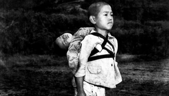 ​La conmovedora historia del niño cargando a su hermano en la Segunda Guerra Mundial
