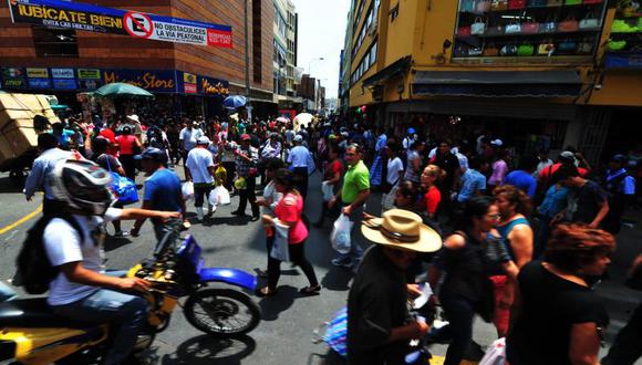 Miles de personas realizan sus compras en Mesa Redonda