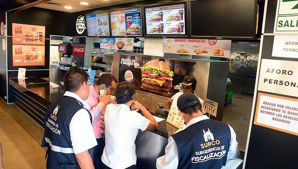 Surco: Municipio cierra fastfood que vendía hamburguesas con alimentos vencidos (VIDEO) 