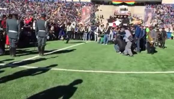 Evo Morales intentó demostrar su talento en el fútbol pero pasó vergüenza
