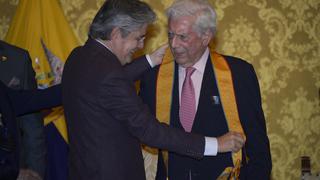 Mario Vargas Llosa es condecorado en Ecuador por su lucha por la libertad