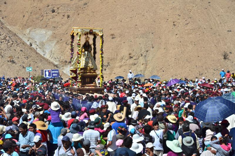 Mar de fieles con la mamita de Chapi