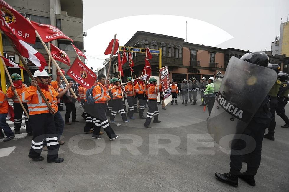 Retiran a dirigente de trabajadores mineros tras protestar en el Pleno del Congreso (FOTOS)