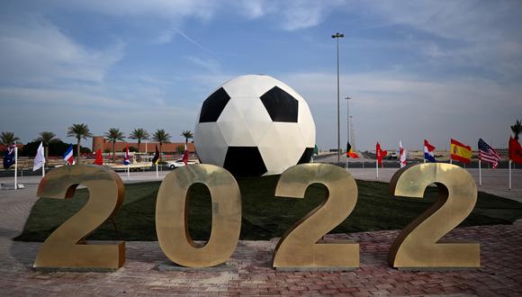 Una pantalla con una pelota de fútbol se ve en el campo de entrenamiento de Alemania en el estadio Al-Shamal SC en Al Shamal, al norte de Doha, el 17 de noviembre de 2022, antes del torneo de fútbol de la Copa Mundial de Qatar 2022. (Foto de INA FASSBENDER / AFP)