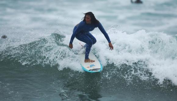 Analí Gómez practicando surf en Punta Hermosa. | Foto: Joel Alonzo