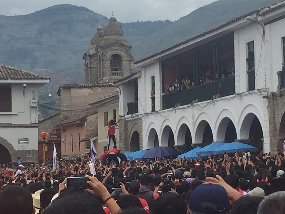 Plaza de Ayacucho luce llena de basura tras fiesta por Semana Santa (FOTOS)