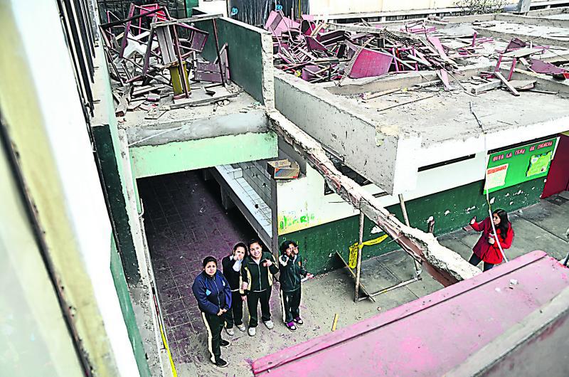 Cae techo de colegio en distrito del Rímac
