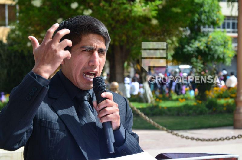 Jefe del IPD Junín aprovecha desfile cívico para hacer llamado partidario