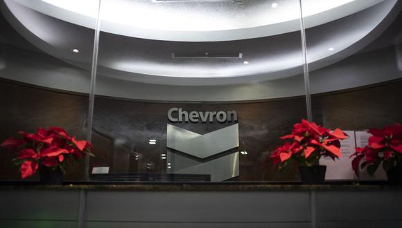 El logotipo de Chevron Global Technology Services Company se ve en una oficina administrativa en Caracas el 29 de noviembre de 2022. (Foto de Yuri CORTEZ / AFP)