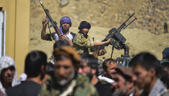 El movimiento de resistencia afgano y las fuerzas del levantamiento anti-talibán se encuentran en la parte trasera de una camioneta mientras se reúnen en el distrito de Abshar, provincia de Panjshir el 28 de agosto de 2021. (Ahmad SAHEL ARMAN / AFP).