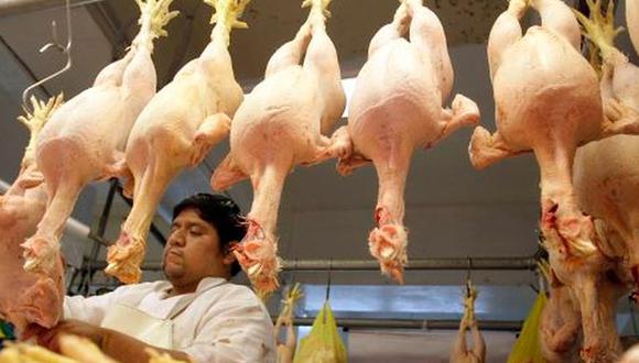 Vendedores alertan suba del precio de alimentos para el ave. El kilo del limón y tomate disminuyeron en centro de abasto de Arequipa. El precio de otras verduras se mantiene. (Foto: USI)