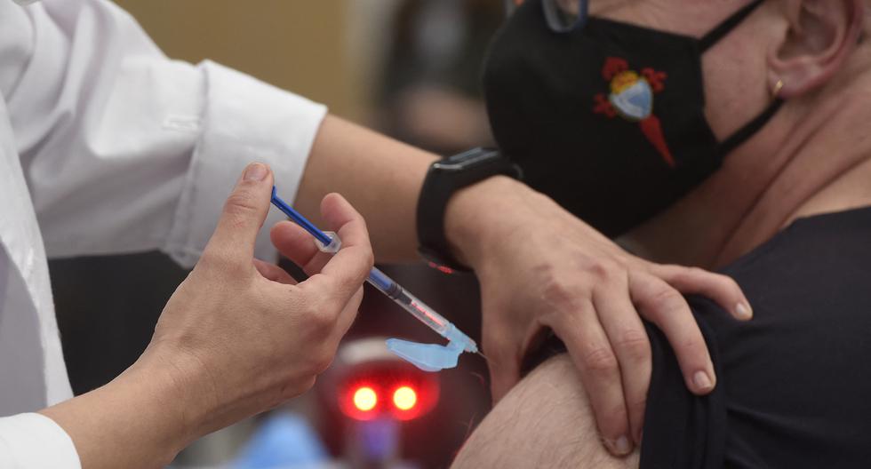 Imagen referencial. Una enfermera administra a un hombre una vacuna contra el coronavirus en Vigo, noroeste de España, el 13 de marzo de 2021. (MIGUEL RIOPA / AFP).
