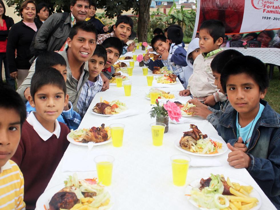 Juan Vargas le pagó apuesta a Cruzado con un almuerzo para 100 niños
