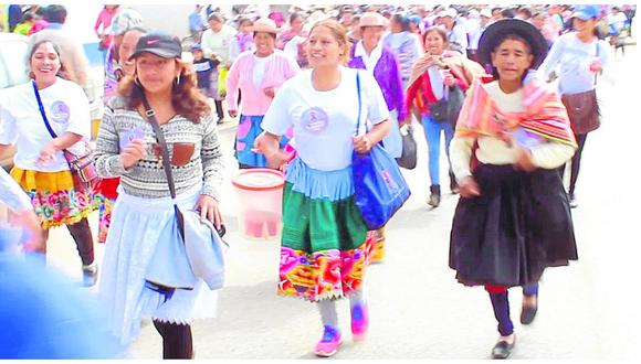 Día de la Mujer: ​Con polleras y cargando a sus hijos mujeres festejan trotando