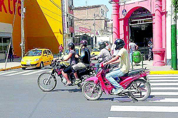 El Ministerio de Transportes prohíbe el servicio de  "taxi" en motocicletas