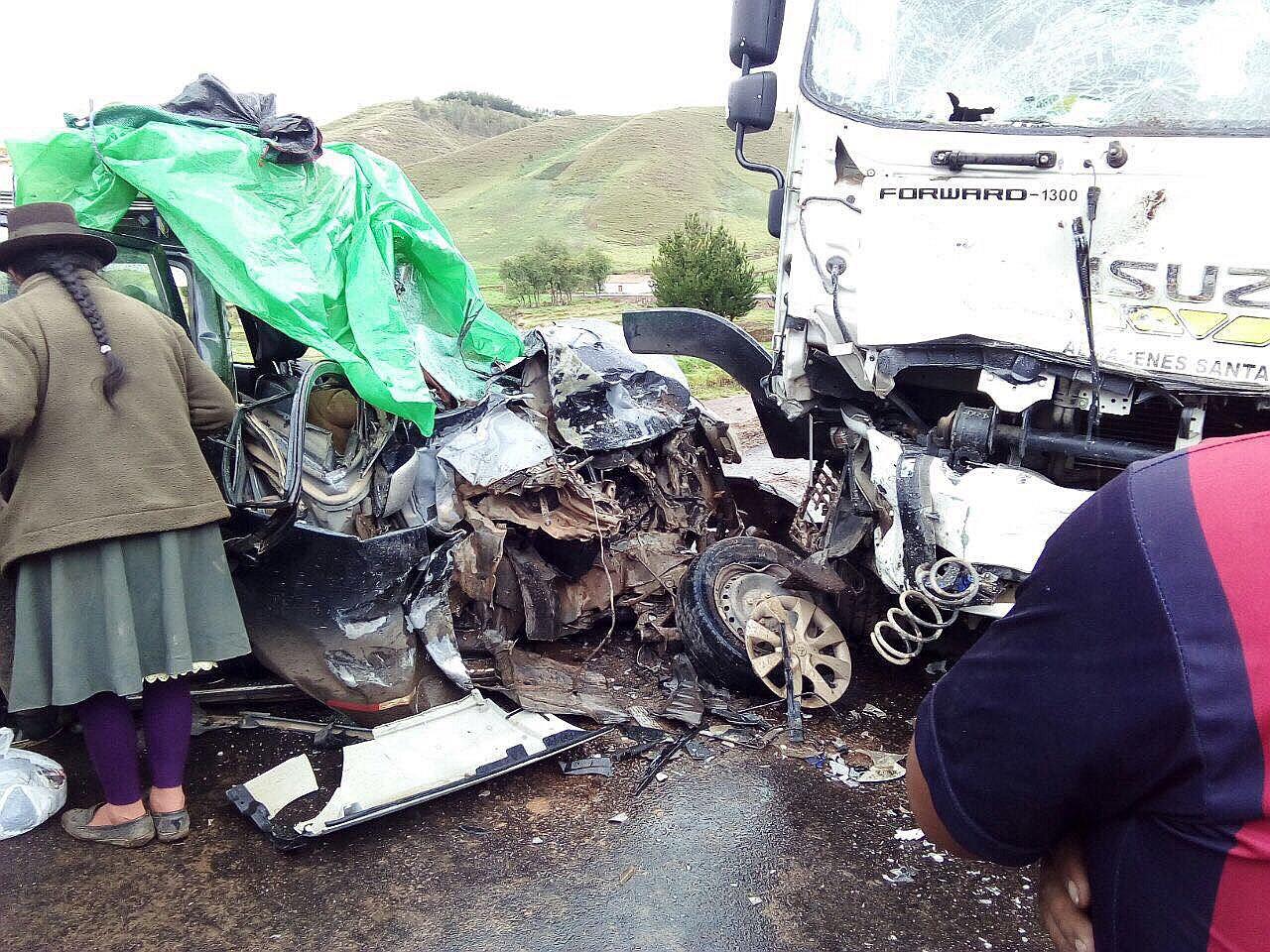 Tres muertos y 10 heridos dejó choque frontal entre minivan con camión 