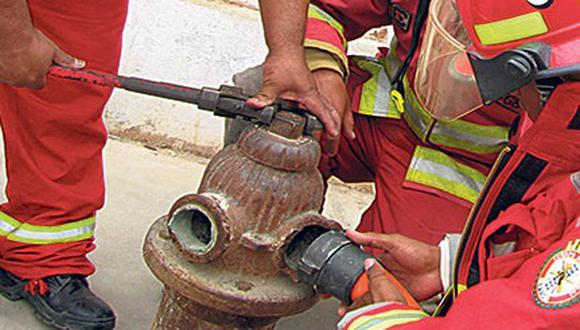 Miraflores: Chofer choca con hidrante y ocasiona aniego