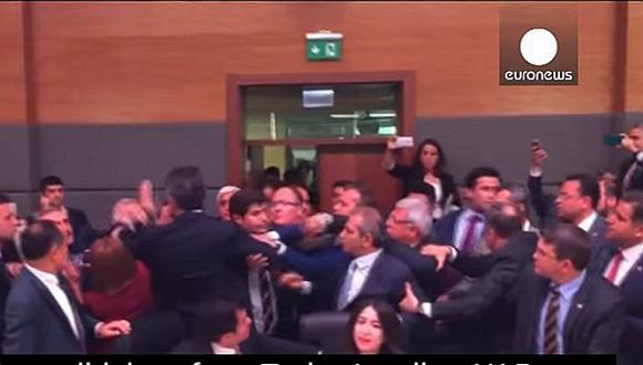 ​Parlamentarios de Turquía se enfrentan a golpes durante sesión (VÍDEO)