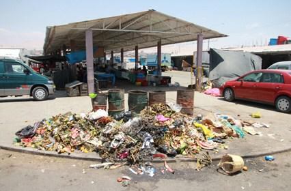 Comerciantes demandan retirar basura del principal mercado de Tacna