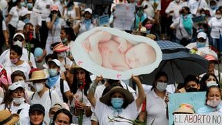 México: menor embarazada se realiza ecografía en multitudinaria protesta antiaborto