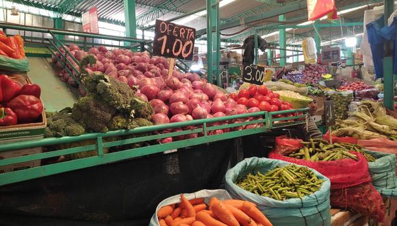 Corre se encuentra en los principales mercados de Arequipa constatando los precios del momento. (Foto: GEC)