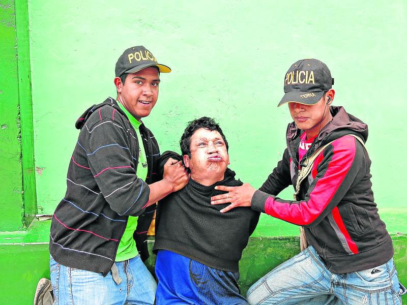 Delincuente roba a madre con bebé en brazos 