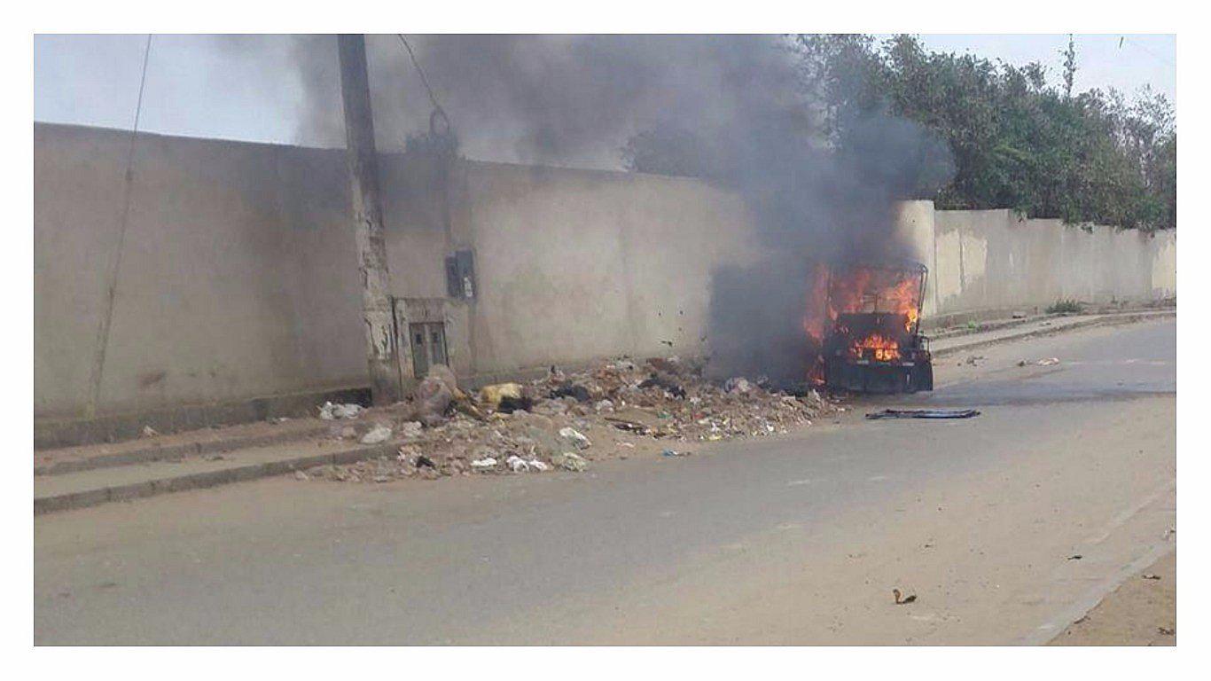 Trujillo: Hampones desmantelan y queman mototaxi 