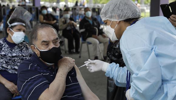 Los mayores de 70 años podrán acercarse a los vacunatorios de Lima y Callao desde hoy sábado 2 de abril para recibir la cuarta dosis contra el COVID-19. (Foto: GEC)