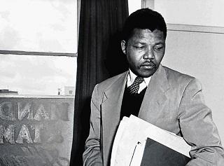 Venden fotografía de un joven Nelson Mandela  por US$ 8,200