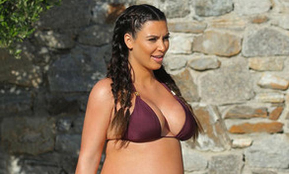 Kim Kardashian luce su embarazo en un pequeño bikini (FOTOS)