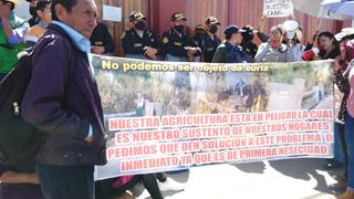 Pobladores protestan por segundo día para hablar con gobernadora de Arequipa