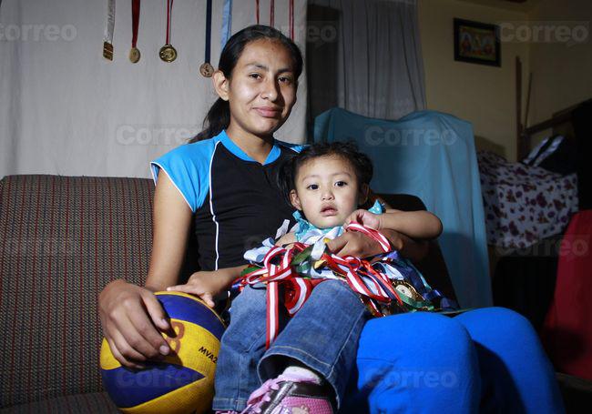 Día de la Madre: Conoce la historia de una joven madre y amante del vóley