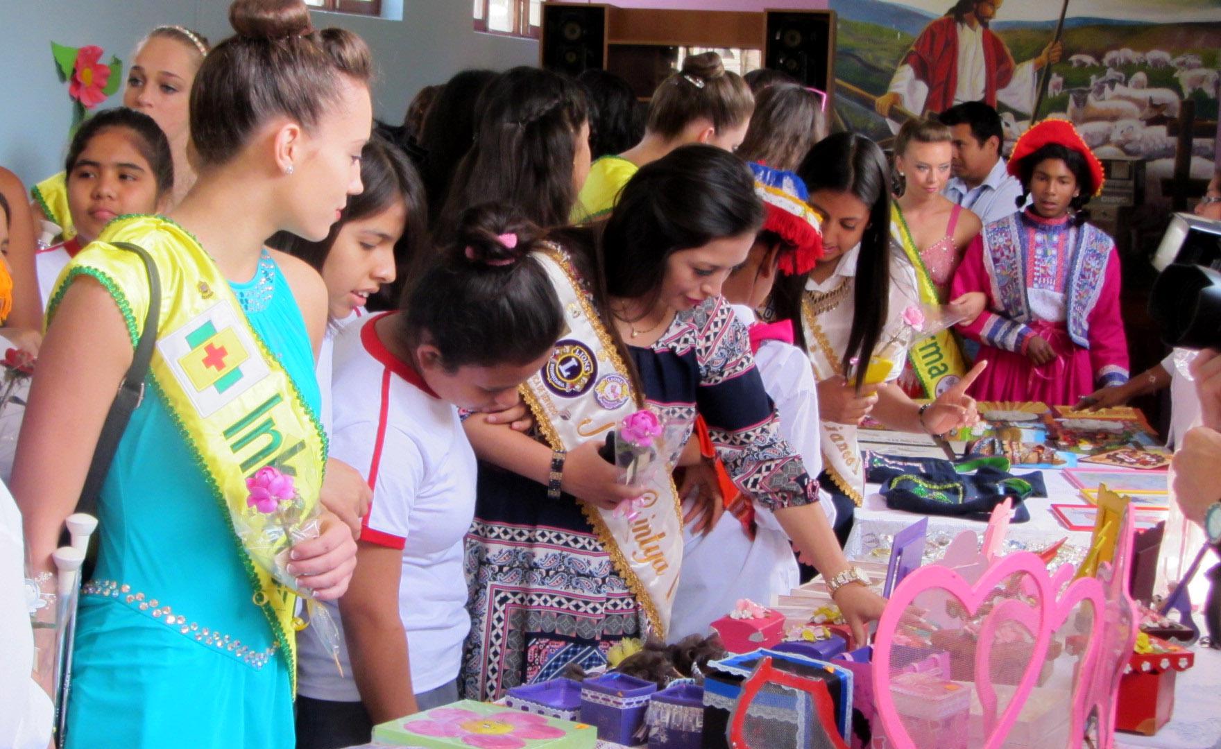 Trujillo: Reinas y Bastoneras del FIP visitan el Hogar de la Niña (Vídeo)