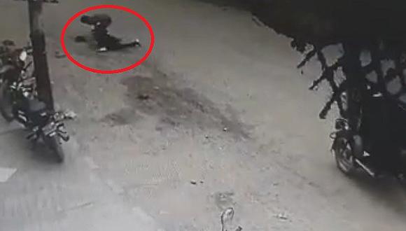 Joven es arrastrado y golpeado por un delincuente (VIDEO) 