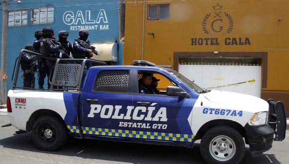Oficiales de policía patrullan las calles de Celaya, Estado de Guanajuato, México el 24 de mayo de 2022. (Foto por MARIO ARMAS / AFP)