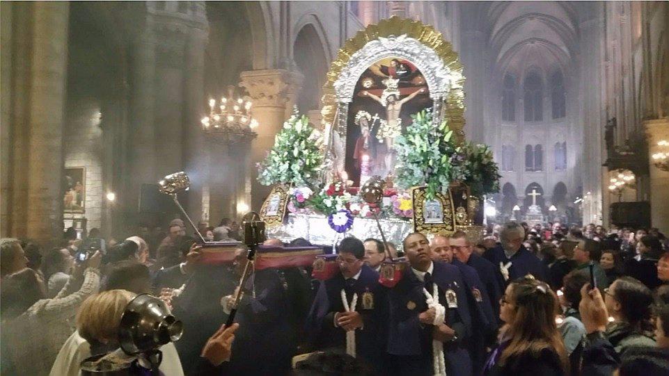 Señor de los Milagros salió en procesión desde la catedral de Notre Dame en París (FOTOS)