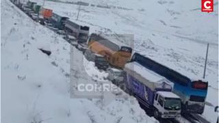 Unidades y pasajeros varados en la Carretera Central por intensa nevada (VIDEO)