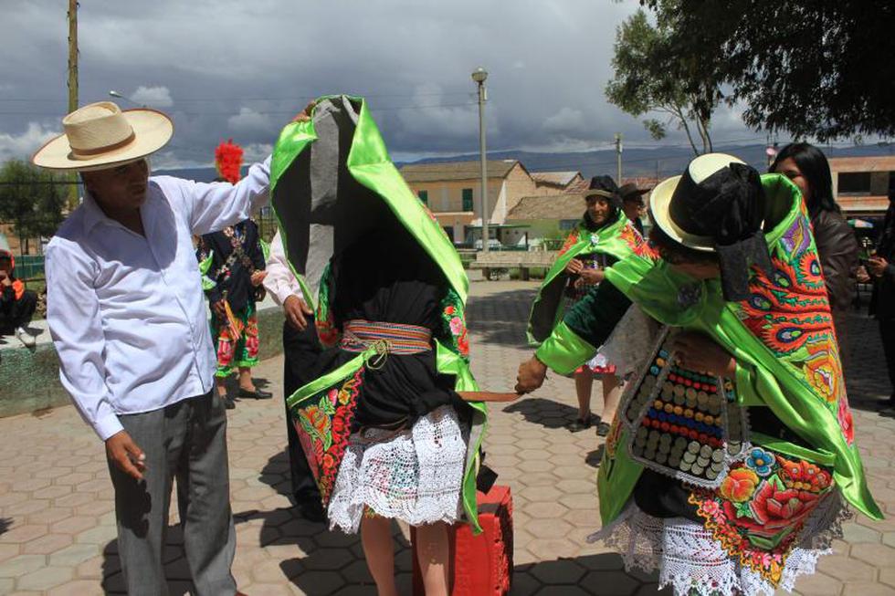 Celebran fiesta de cruces con chonguinada en barrio La Libertad (FOTOS)