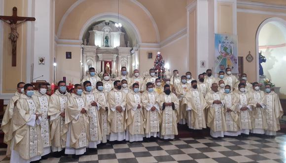 Obispo Marco Cortez y sacerdotes recordaron aniversario de diócesis. (Foto: Archivo GEC)