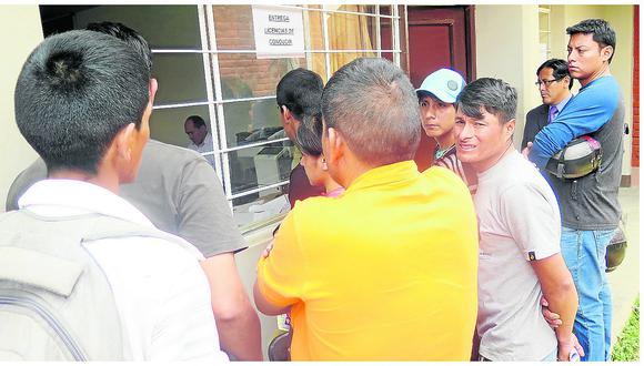  Hacen cola en municipalidad de Huánuco por licencia de conducir 