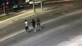 Chofer atropella a tres sujetos que lo acababan de asaltar en México (VIDEO)