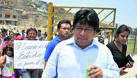 Rennán Espinoza promete títulos de propiedad en campaña de su hijo