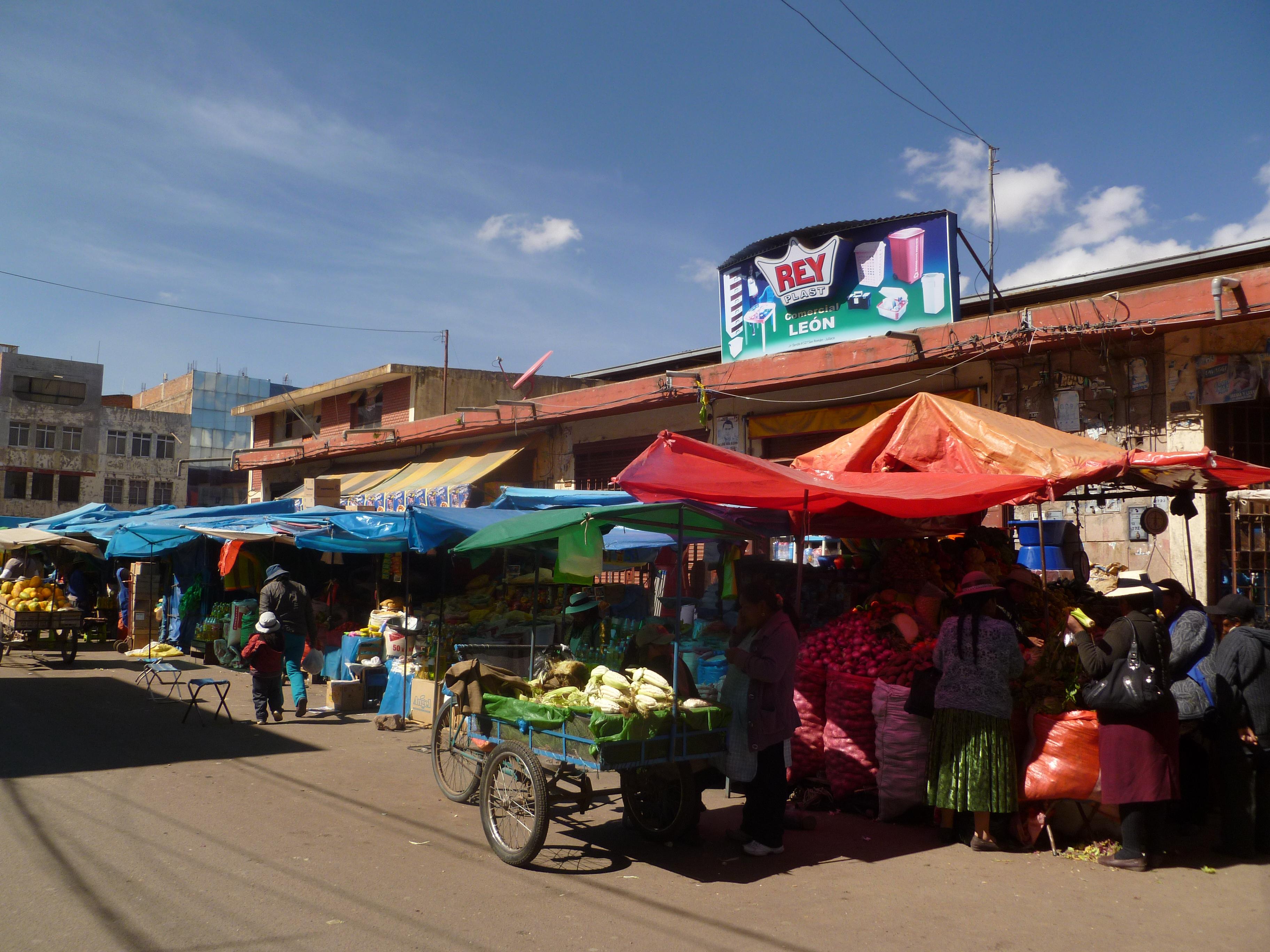 Disminuyen ventas en el mercado Santa Barbara de Juliaca